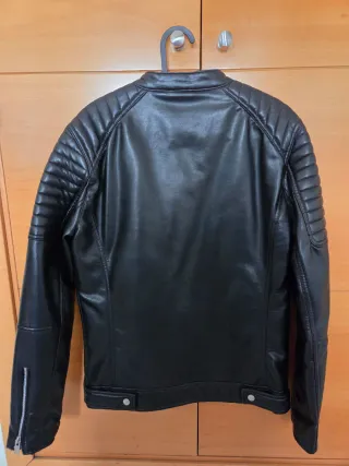 Chaqueta negra efecto piel