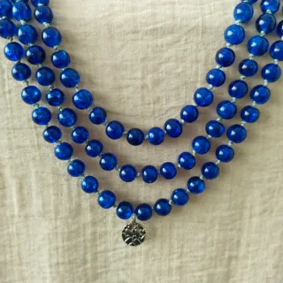 Collar de bolas de cristal azul anudado