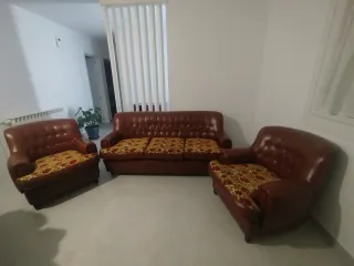 Sofá de piel marrón clásico