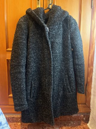 Abrigo gris y negro con capucha