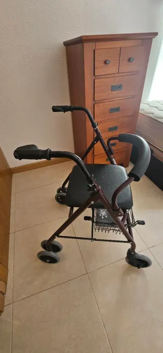 Andador con asiento y cesta