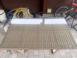 Mesa de exterior estilo ratán sintético