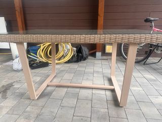 Mesa de exterior estilo ratán sintético