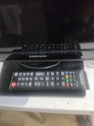 TV Samsung 24 PULGADAS Negra