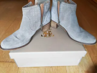 Botines piel beige troquelados caña baja T39