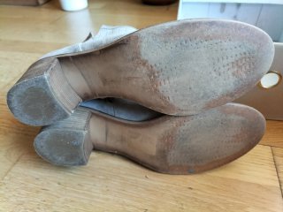 Botines piel beige troquelados caña baja T39