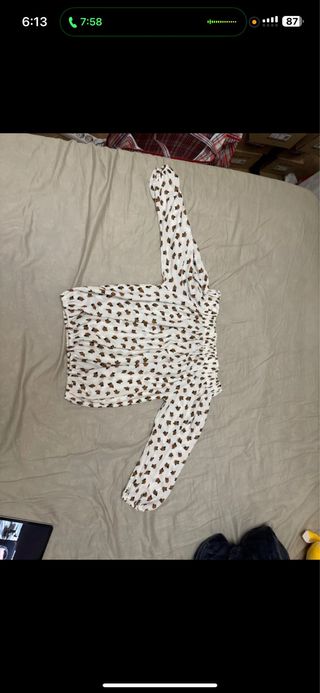 Blusa blanca con estampado marrón