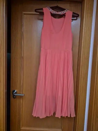 Vestido de fiesta rosa con pedrería