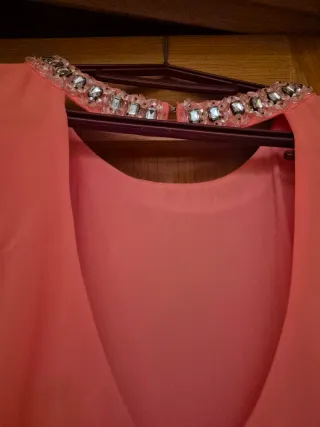 Vestido de fiesta rosa con pedrería