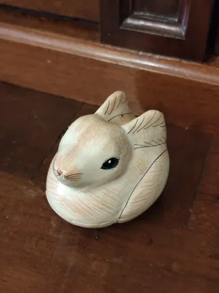 Scatola a forma di coniglio laccata