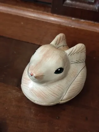 Scatola a forma di coniglio laccata