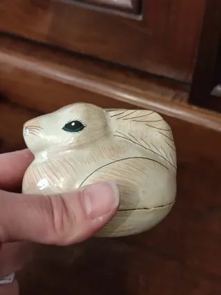 Scatola a forma di coniglio laccata