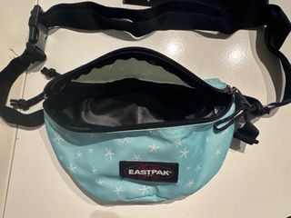 Riñonera Eastpak azul con estrellas blancas