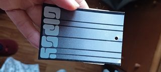 Jersey unisex verde con detalles rojos