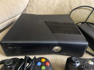 Xbox 360 Negro + 2 Controles y Accesorios