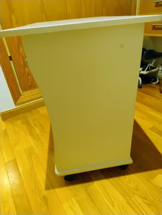 Escritorio Ikea blanco con bandeja extraíble