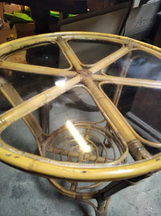 Mesa redonda de mimbre y cristal