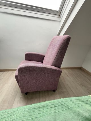 Sillón de tela rosa alto