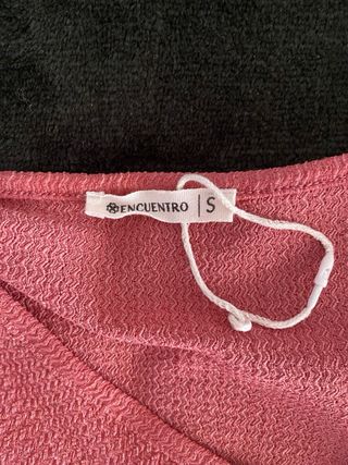 Camiseta rosa escote pico