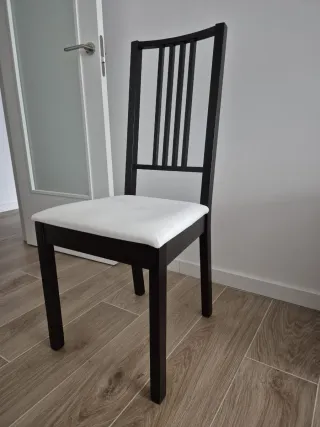 Mesa comedor blanca con 6 sillas negras