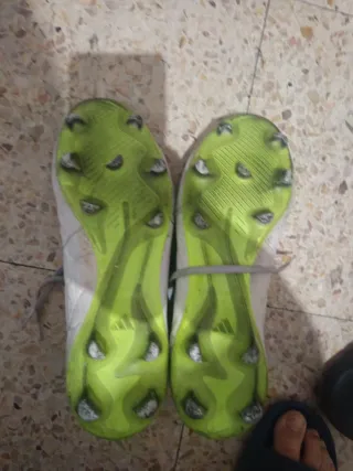 Botas de fútbol Adidas verdes y blancas