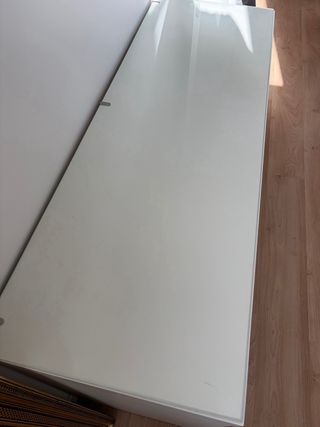 Tocador blanco con superficie de cristal