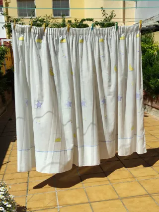 Cortina,  hecha, con lunas y estrellas, bordados.