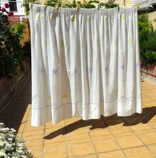 Cortina,  hecha, con lunas y estrellas, bordados.