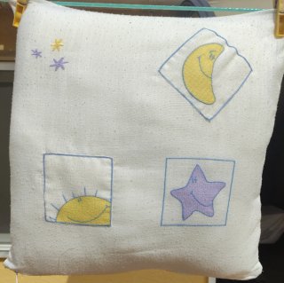 Cortina,yCojin, con lunas y estrellas, bordado,