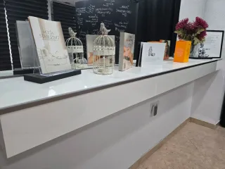 Barra de mesa madera. Con cristal templado. Alta g