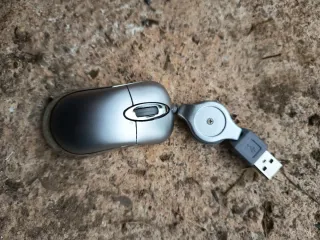 Mini ratón USB plateado retráctil