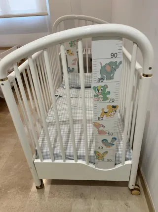 Cuna blanca con ruedas