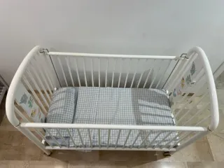 Cuna blanca con ruedas