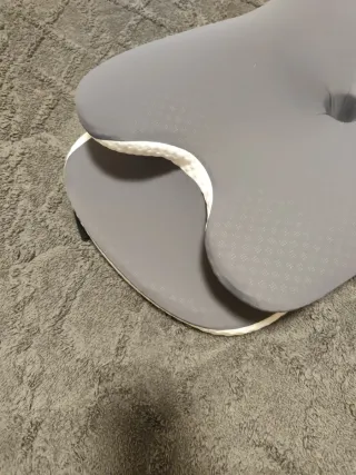 Almohada viscoelástica gris y blanca