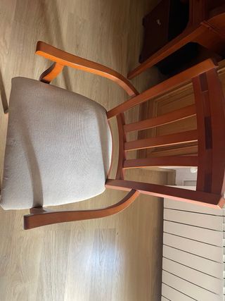 Mesa extensible y 6 sillas de madera