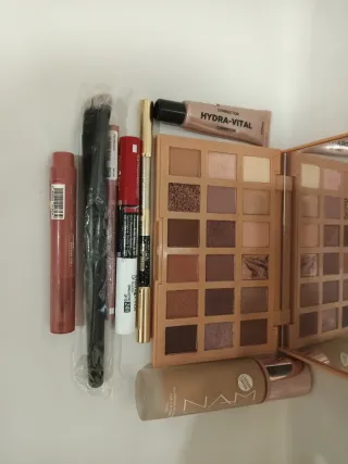 Lote Maquillaje: Paleta Sombras, Base, Labial