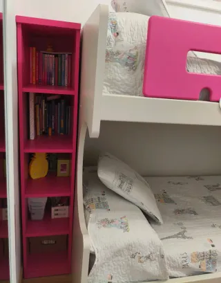 Litera Dos camas, colchones, estantería y escalera