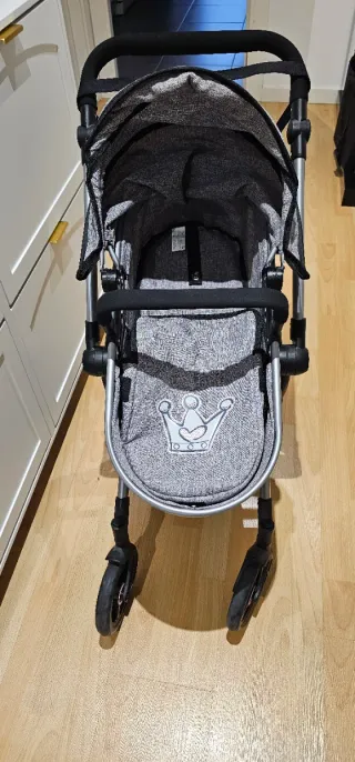 Carro de muñecas gris
