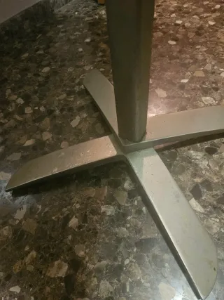 Mesa alta negra y metal. regalo de dos taburetes.