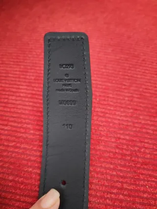 Cinturone in pelle nera Louis Vuitton con fibbia LV