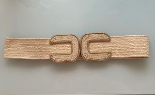 Cinturón beige con hebilla dorada