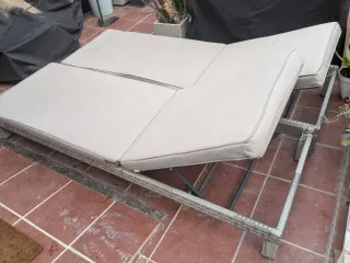 Tumbonas de tela y ratán beige/gris