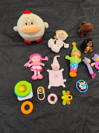 Lote de peluches y juguetes para bebé