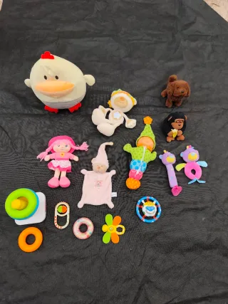 Lote de peluches y juguetes para bebé