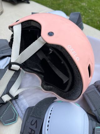 Casco y protecciones skate/patinaje