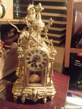 Reloj de sobremesa estilo antiguo dorado