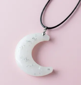 Colgante artesanal luna
