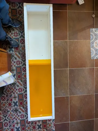 Módulo colgante blanco con puerta naranja