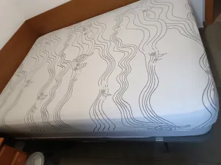 Base de cama metálica con somier de madera