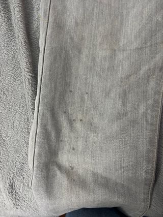 Pantalón tejano gris desgastado